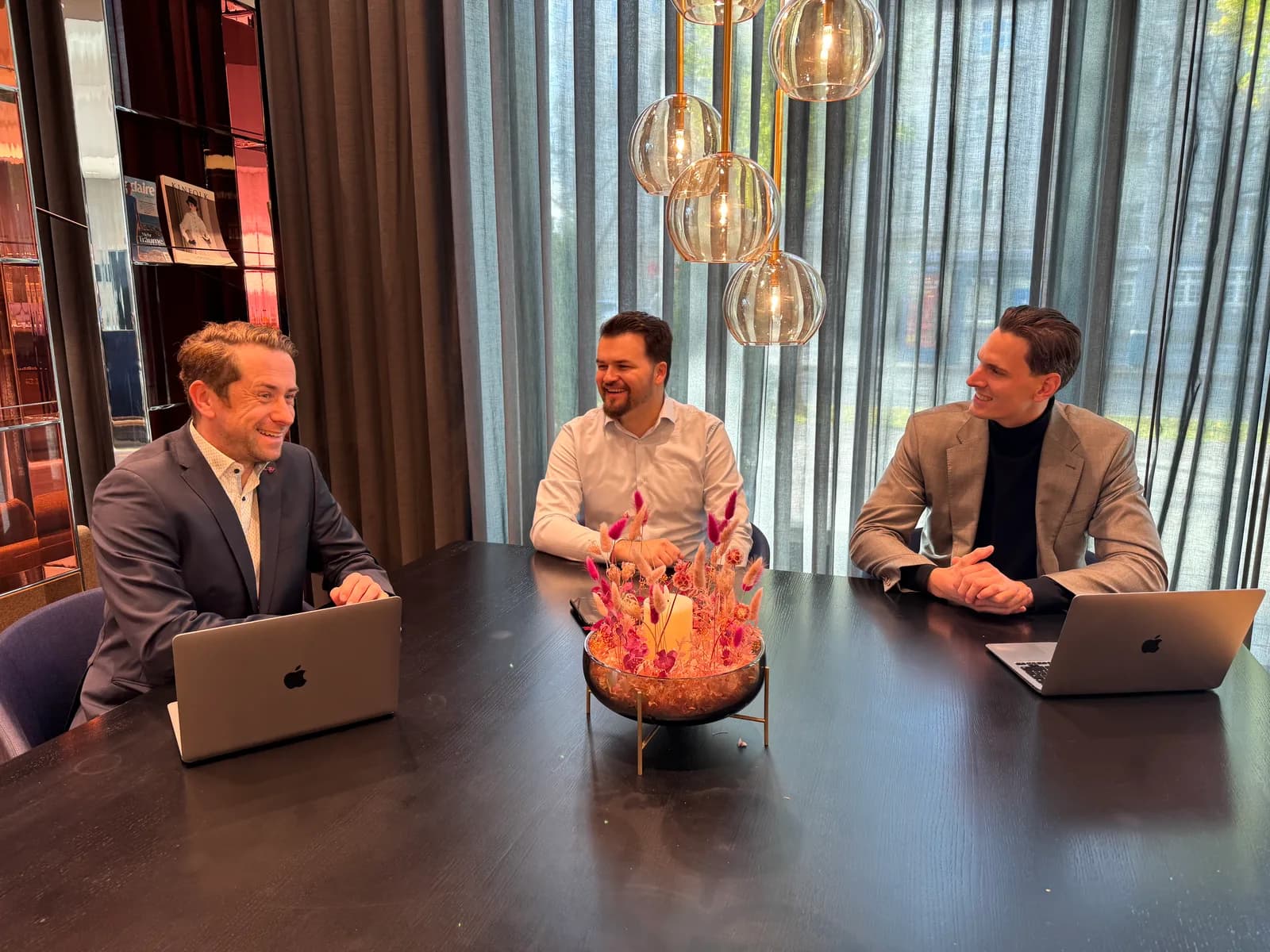Das Handshake Homes Team bei einer Besprechung am Konferenztisch